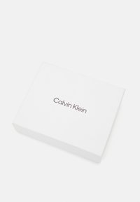 Calvin Klein LINE QUILT MEDIUM ZIP AROUND - Portafoglio - biking red