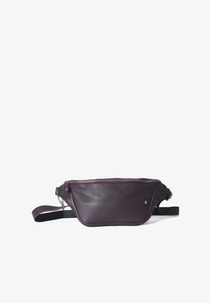 Marsupio in pelle di un profondo viola con una texture liscia, apertura con zip, tracolla regolabile e un logo accentato discreto sul lato.