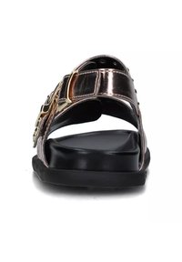 Sandali metallici color rosa dorato con cinturino largo, suola nera e dettaglio della fibbia dorata. Design con schiena aperta. Texture liscia in tutto il sandalo.