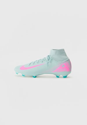 Scarpa da calcio alta blu chiaro con baffo Nike rosa e tacchetti, dotata di collarino in stile calzino per supporto.