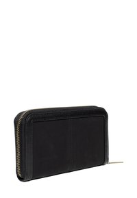 Portafoglio nero in pelle con superficie testurizzata, chiusura a zip e un pannello liscio sul davanti. Presenta dettagli in metallo color oro e un design sottile.