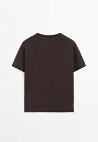 T-shirt uni marron foncé à manches courtes avec col rond, vu de dos sur fond blanc.