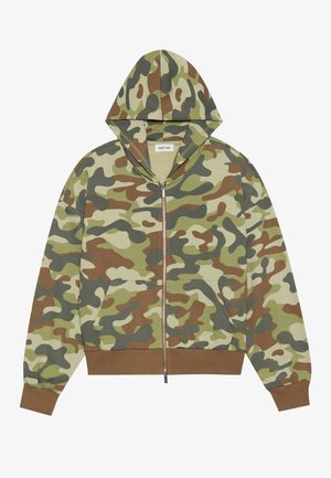 Hanorac camuflaj cu fermoar frontal, având nuanțe de verde și maro, manșete elastice și glugă cu șnur. Material moale cu o croială lejeră.