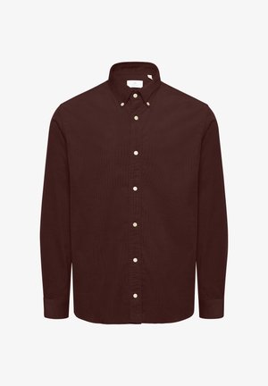 Dunkelrot-braunes Hemd mit Knopfleiste, Kragen, langen Ärmeln und weißen Knöpfen. Der Stoff wirkt glatt, ohne sichtbare Muster oder Texturen.