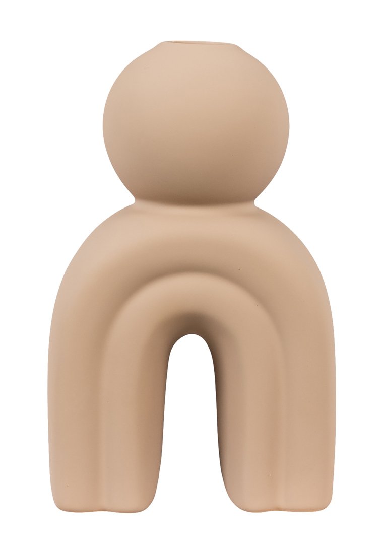 Matowa beżowa ceramiczna waza o kształcie figury z okrągłą głową i zagiętą podstawą, charakteryzująca się gładką teksturą i minimalistycznym wzornictwem.
