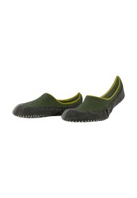 Een paar groene en grijze instapslippers voor binnen met gele randen en gestippelde rubberen zolen, zij aan zij gepositioneerd.