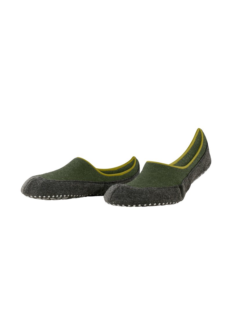 Een paar groene en grijze instapslippers voor binnen met gele randen en gestippelde rubberen zolen, zij aan zij gepositioneerd.