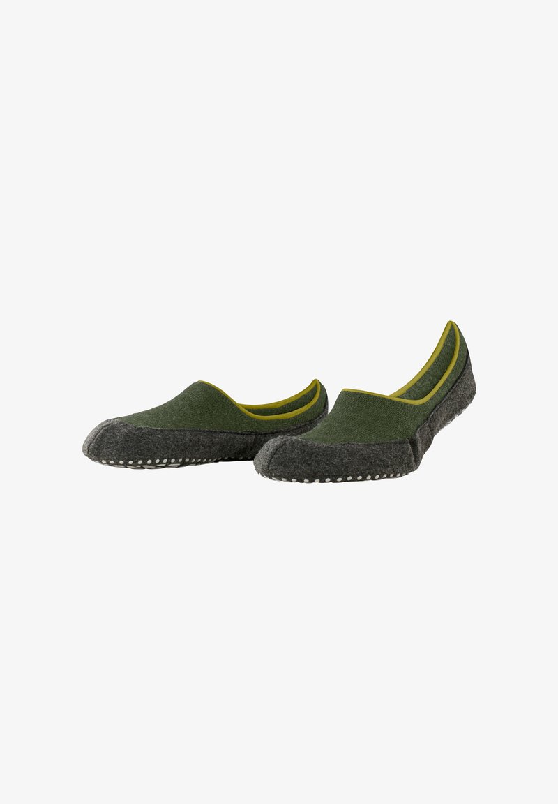 Une paire de chaussons d'intérieur verts et gris à enfiler avec des bords jaunes et des semelles en caoutchouc à pois, placée côte à côte.