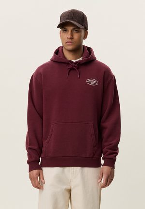 Les Deux, WORLDWIDE HOODIE - Суитшърт с качулка - chocolate truffle red