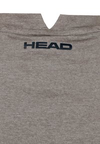 Camisa gris de manga corta con escote en forma de V y un logo de "HEAD" en negro en la parte de atrás. El material tiene una textura acanalada.