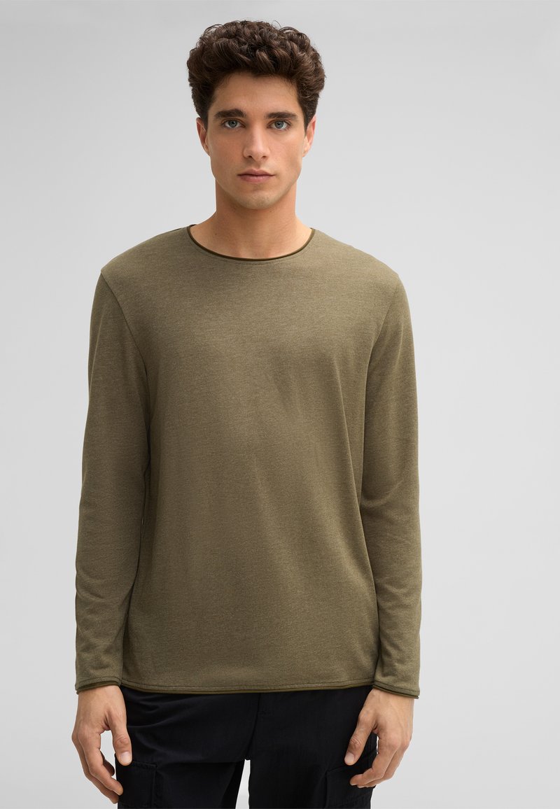 Olivegrünes Langarm-T-Shirt mit rundem Ausschnitt, aus glattem, strukturiertem Stoff. Einfaches Design ohne sichtbare Muster oder Akzente.