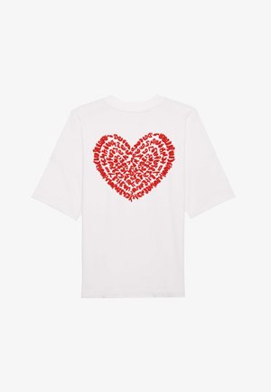 Tricou alb cu mânecă scurtă, având un design mare cu o inimă roșie compusă din diferite texte într-un model abstract pe spate.
