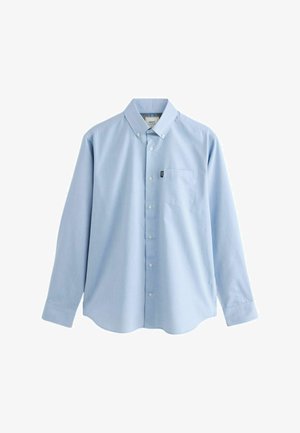 Cămașă cu mânecă lungă, de culoare albastru deschis, cu nasturi, nasture la guler, buzunar unic pe piept și o textură subtilă a țesăturii.