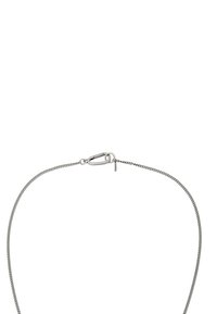 Collier argenté avec une fine chaîne. Dispose d'un fermoir sécurisé et d'une petite étiquette. La chaîne a une texture lisse et arrondie.