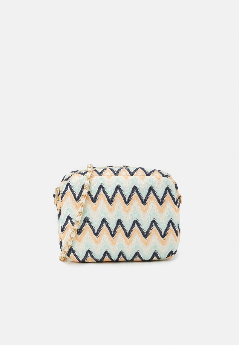 Geweven crossbody tas in pastelkleuren met een zigzagpatroon, voorzien van een gouden kettingband en een gestructureerde vorm voor gemakkelijke hantering.