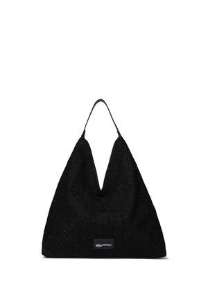 Sac d'épaule triangulaire noir texturé avec une bandoulière unique et un petit patch rectangulaire avec le logo Karl Lagerfeld Jeans en bas au centre.
