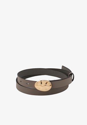 Ceinture en cuir marron foncé enroulée avec une boucle dorée brillante de forme irrégulière sur fond blanc.