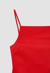 Top rosso senza maniche con spalline sottili, realizzato in tessuto liscio. Presenta un design semplice e un collo dritto, senza motivi visibili.