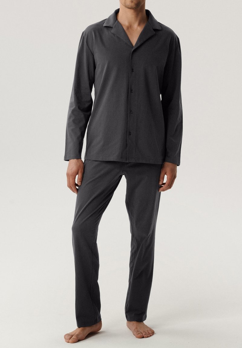 Wielokolorowy, szary, dwuczęściowy zestaw piżamowy wykonany z miękkiego materiału, zawierający koszulę z długim rękawem na guziki i luźne spodnie.