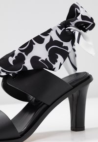 WEEKEND MaxMara Sandales à talons hauts - black