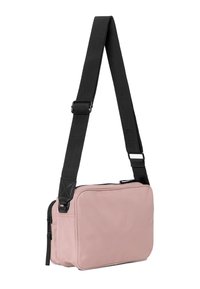 Borsa a tracolla rosa con una cinghia nera, dotata di un compartimento con cerniera. Design semplice e funzionale, ideale per l'uso quotidiano.