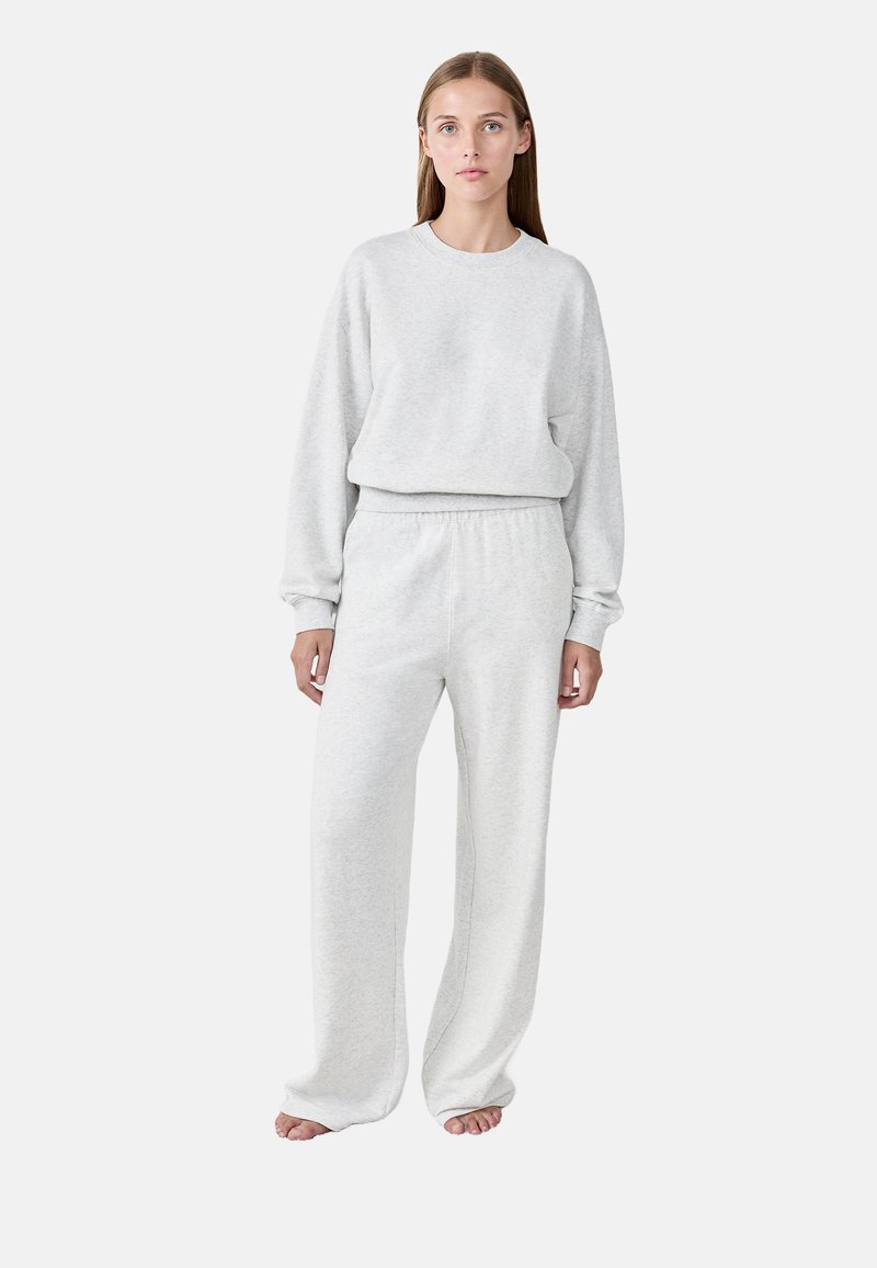 Grau cotton Loungewear-Set mit einem lässig geschnittenen Sweatshirt und lockeren, elastischen Bundhosen. Weiche Textur mit gerippten Bündchen und Taillenbund.