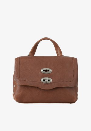 Borsa a mano in pelle marrone con una texture liscia, bordi arrotondati, ferramenta argentata e due chiusure a scatto. Presenta rivetti metallici decorativi sul lato.