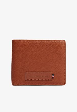 Portafoglio in pelle marrone con superficie testurizzata, caratterizzato da una toppa con logo impresso e un piccolo accento tricolore sul bordo. Design slim e rettangolare.