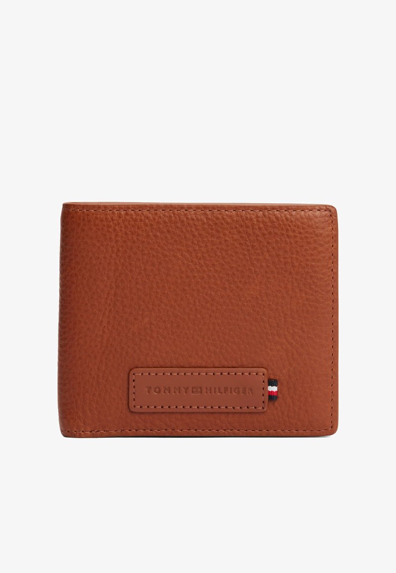 Portafoglio in pelle marrone con superficie testurizzata, caratterizzato da una toppa con logo impresso e un piccolo accento tricolore sul bordo. Design slim e rettangolare.