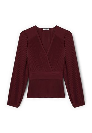 Bordeauxfarvet langærmet plisseret bluse med V-hals, figursyet talje og let puffede skuldre, lagt fladt på en hvid baggrund.