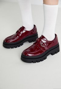Apavi ar platformu un papēžiem - dark red