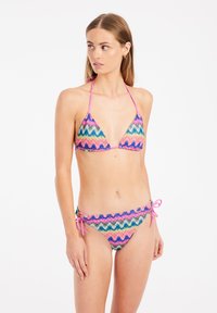 Set di bikini multicolore con un motivo a zigzag. Il top triangolare presenta lacci rosa, mentre il fondo ha lacci laterali regolabili per una vestibilità sicura.