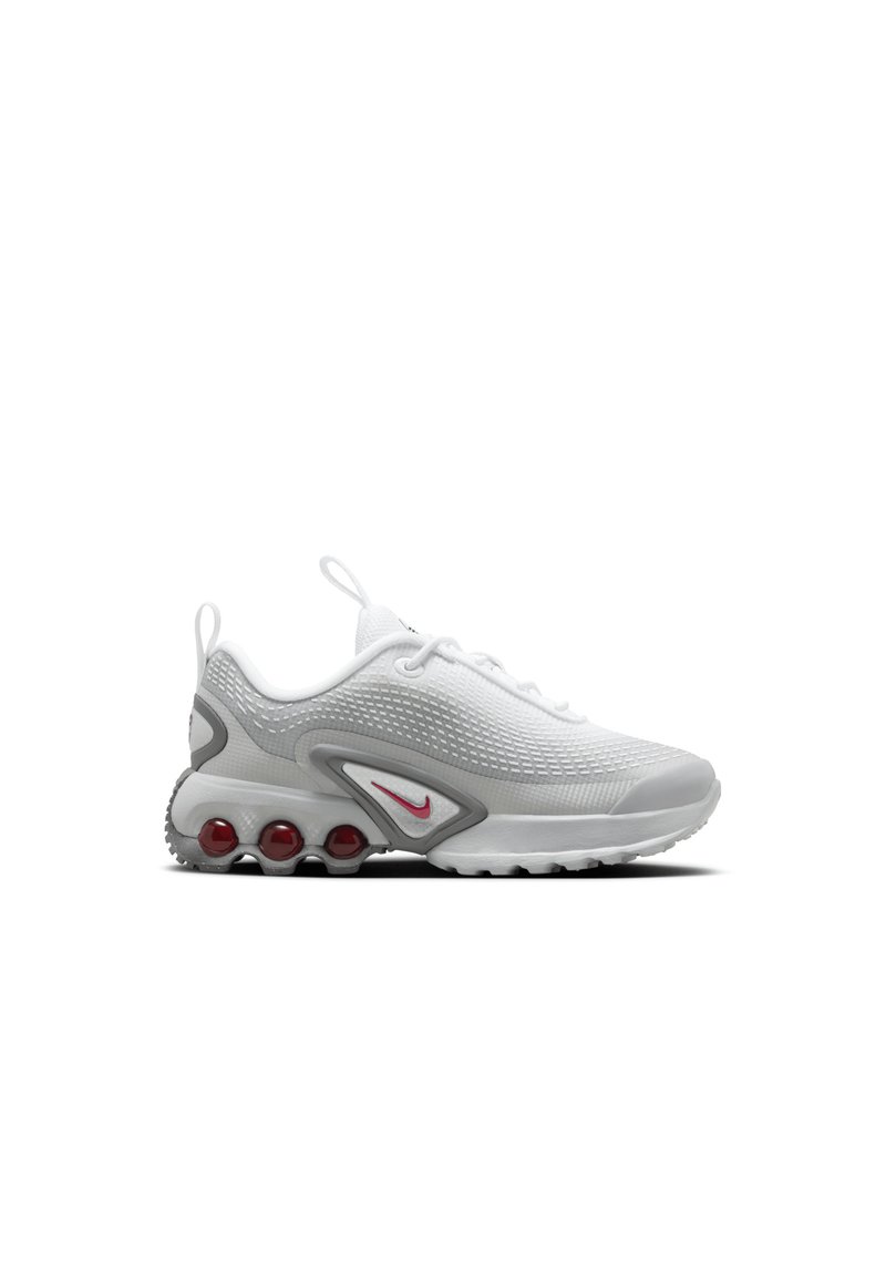 Chaussure de sport blanche avec une tige en maille texturée, des accents gris et des coussins d'air rouges. Dispose d'un talon en boucle et d'un logo marqué.
