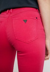 Guess Vaqueros pitillo - pink