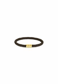 Bracciale in pelle intrecciata marrone con un ornamento in tonalità oro con un design inciso. Forma circolare, texture liscia, stile minimalista.