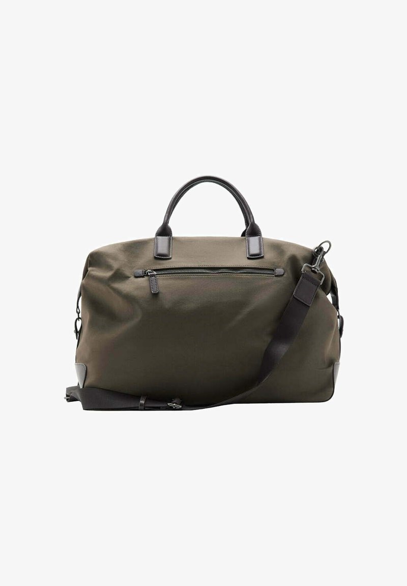 Grand sac de voyage vert olive avec des poignées noires, une poche zippée à l'avant et une bandoulière réglable fixée d'un côté.