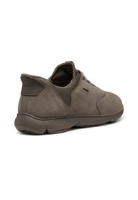 Brązowe zamszowe sneakersy z siatkowym kołnierzem, zaokrąglonym noskiem i wyściełaną podeszwą. Posiadają logo Geox na teksturowanej wstawce przy pięcie.