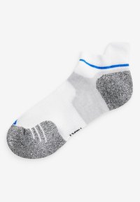 Valge sportsock, millel on hallid ja mustad aktsendid, sinine triip, pehme kanna ja varba toestus ning madala lõikega disain.