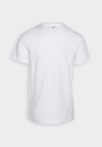 Camiseta de algodón blanca con mangas cortas, cuello redondo y una textura suave. La vista trasera muestra un pequeño logo encima del escote.