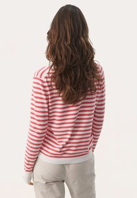 Rød og hvid stribet trøje med rund hals og ribbede manchetter, der har en afslappet pasform og blød tekstur.