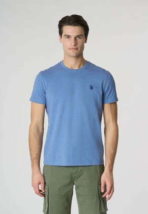 T-shirt in cotone blu con scollo rotondo, maniche corte e un piccolo logo ricamato sul lato sinistro del petto, abbinato a pantaloni cargo verdi.