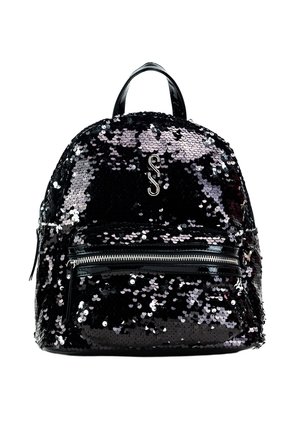 Zaino nero in paillettes con forma arrotondata, caratterizzato da una tasca frontale con zip, dettagli lucidi neri e un logo sulla parte anteriore.