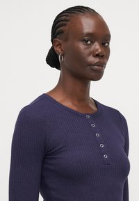 ONLY Tall ONLLINEA O NECK BUTTON - Long sleeved top - night sky melange