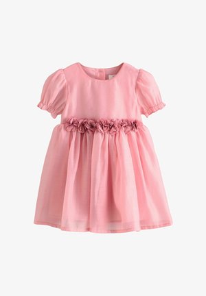 Robe rose avec manches courtes bouffantes, un col rond et un ruban floral accentuant la taille. Confectionnée en tissu léger avec une jupe fluide.