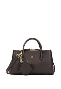 Tummanruskea nahkalaukku, jossa on pyöreät kahvat, kultaiset yksityiskohdat ja irrotettava pussukka. Pintakuvio on laineileva ja muotoilu on jämäkkä.