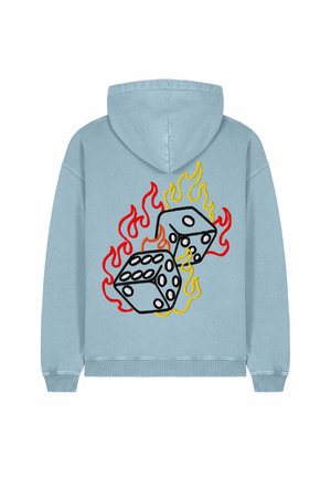 Felpa blu con cappuccio caratterizzata da dadi ricamati e design di fiamme in rosso, arancione e nero sul retro. Materiale in cotone, vestibilità casual.