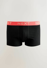 Boxeri negri pentru bărbați cu talie corai, inscripționată repetat cu numele brandului „NEXT” în litere roz deschis.