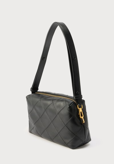 Μαύρη δερμάτινη τσάντα ώμου με ανάγλυφο σχέδιο, χρυστό φερμουάρ και αποσπώμενο λουράκι, που στέκεται πάνω σε απλό ανοιχτό φόντο.