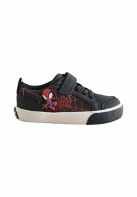 Musta lenkkari, jossa on verkko- ja Spider-Man -kuviointi, varustettu tarralla, nauhoilla ja valkoisella kumipohjalla, jossa on teksturoitu kuvio.