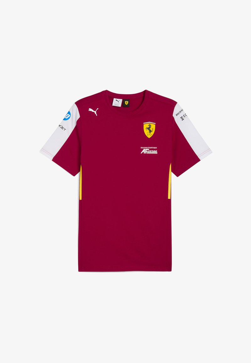 Bordová sportovní tričko s žlutými akcenty, bílými rukávy a logem Puma. Na přední straně se nachází emblém Ferrari a loga sponzorů.